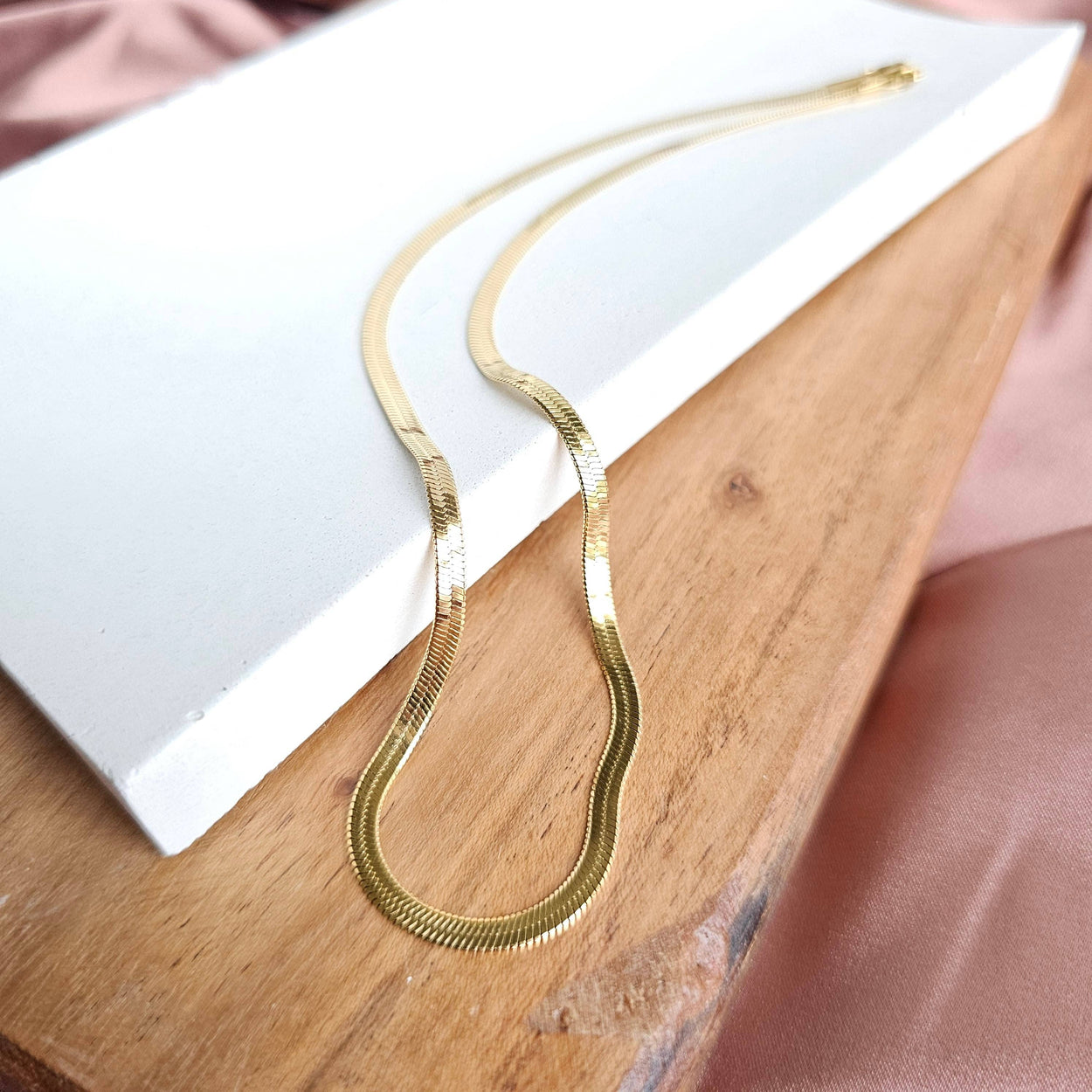 16" Luxe Gold Delicate Herringbone Chain